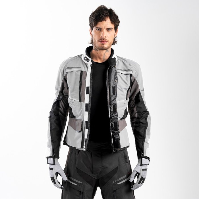 Motociclista viajando con la chaqueta FP Patagonia Gris